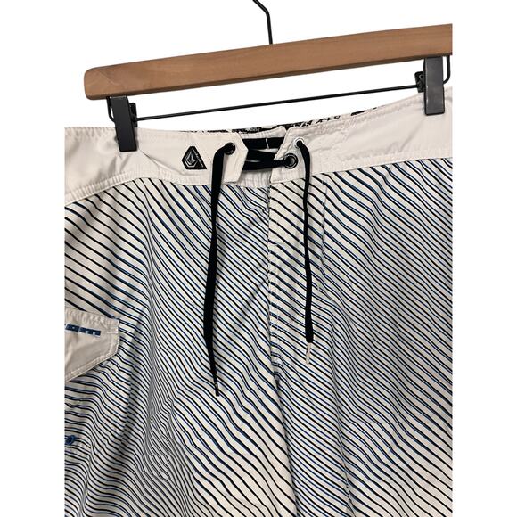 Volcom Mens White Blue Black Striped Swim Trunks Size 34 - Picture 2 of 6